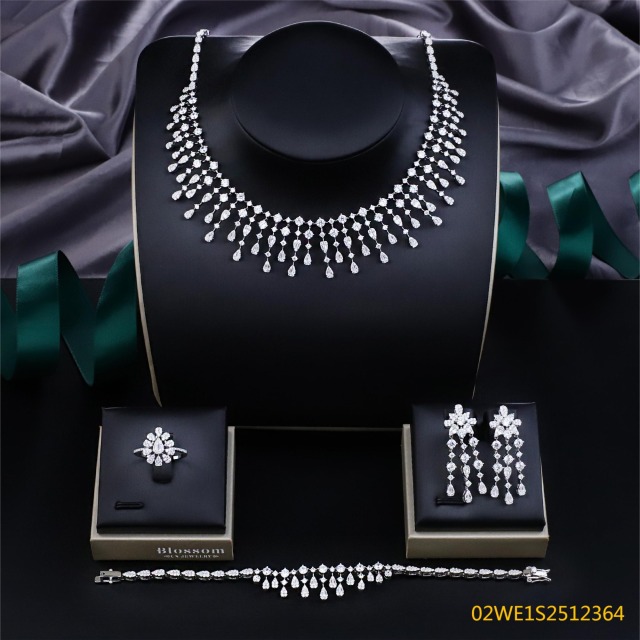 طقم مجوهرات زفاف عصري من الزركون