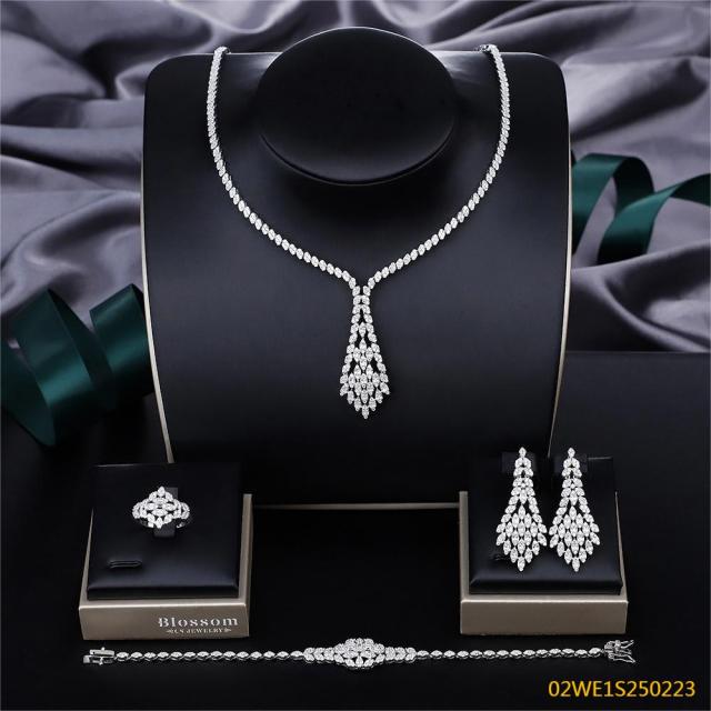 طقم مجوهرات زفاف عصري من الزركون