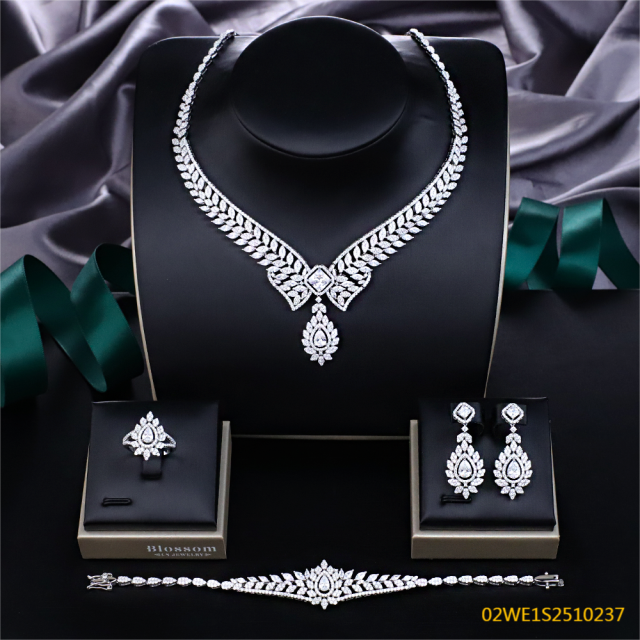 طقم مجوهرات زفاف عصري من الزركون