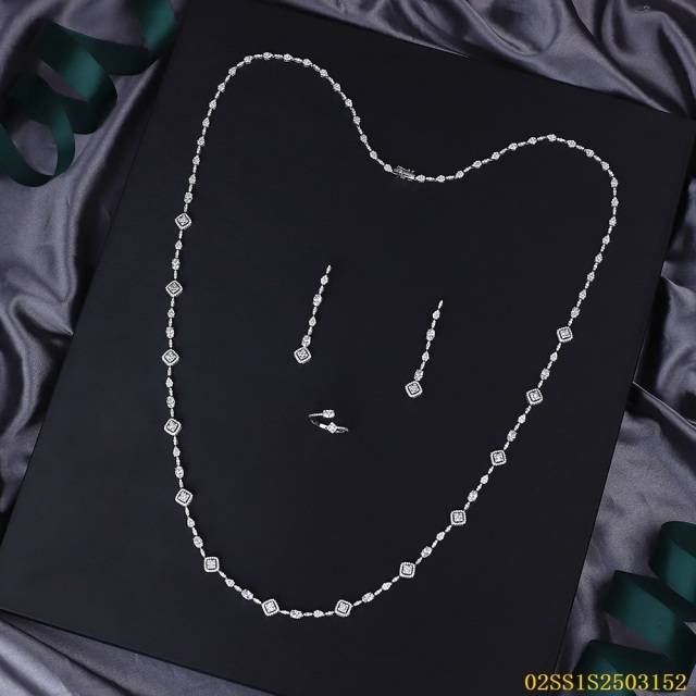 طقم عقد طويل مربع الشكل من الفضة عيار 925 مرصع بالزركون من Blossom CS Jewelry، مثالي لحفلات الزفاف