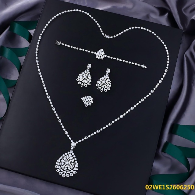 Blossom CS Jewelry الشركة المصنعة فضة 925 زركون طقم عقد طويل وأقراط وخاتم وسوار بقلادة مفرغة على شكل قطرة أنيق للنساء