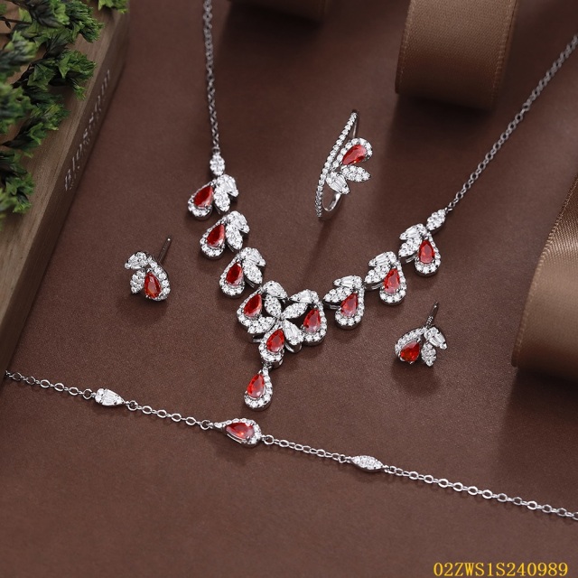 Blossom CS Jewelry مصنع مباشر فضة 925 معدن زركون أحمر ياقوتي على شكل قلب وورقة طقم عقد وأقراط وخاتم وسوار عروس زفاف للنساء