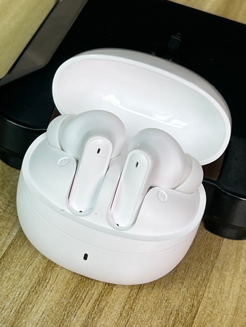 i82 TWS earbuds