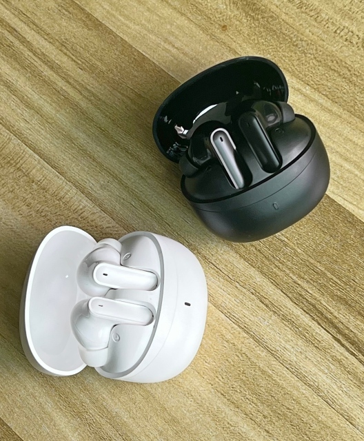 i82 TWS earbuds