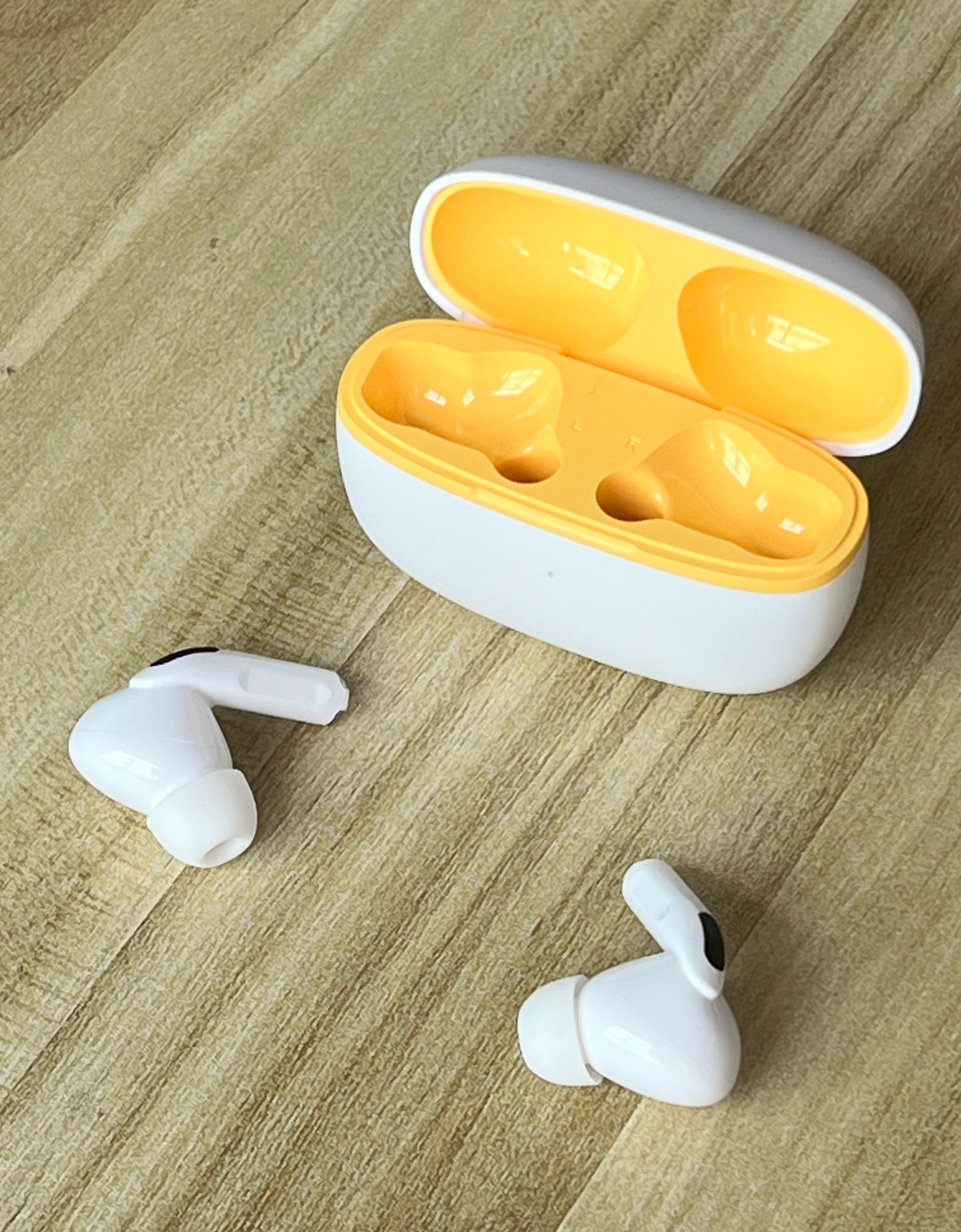 i83 TWS earbuds