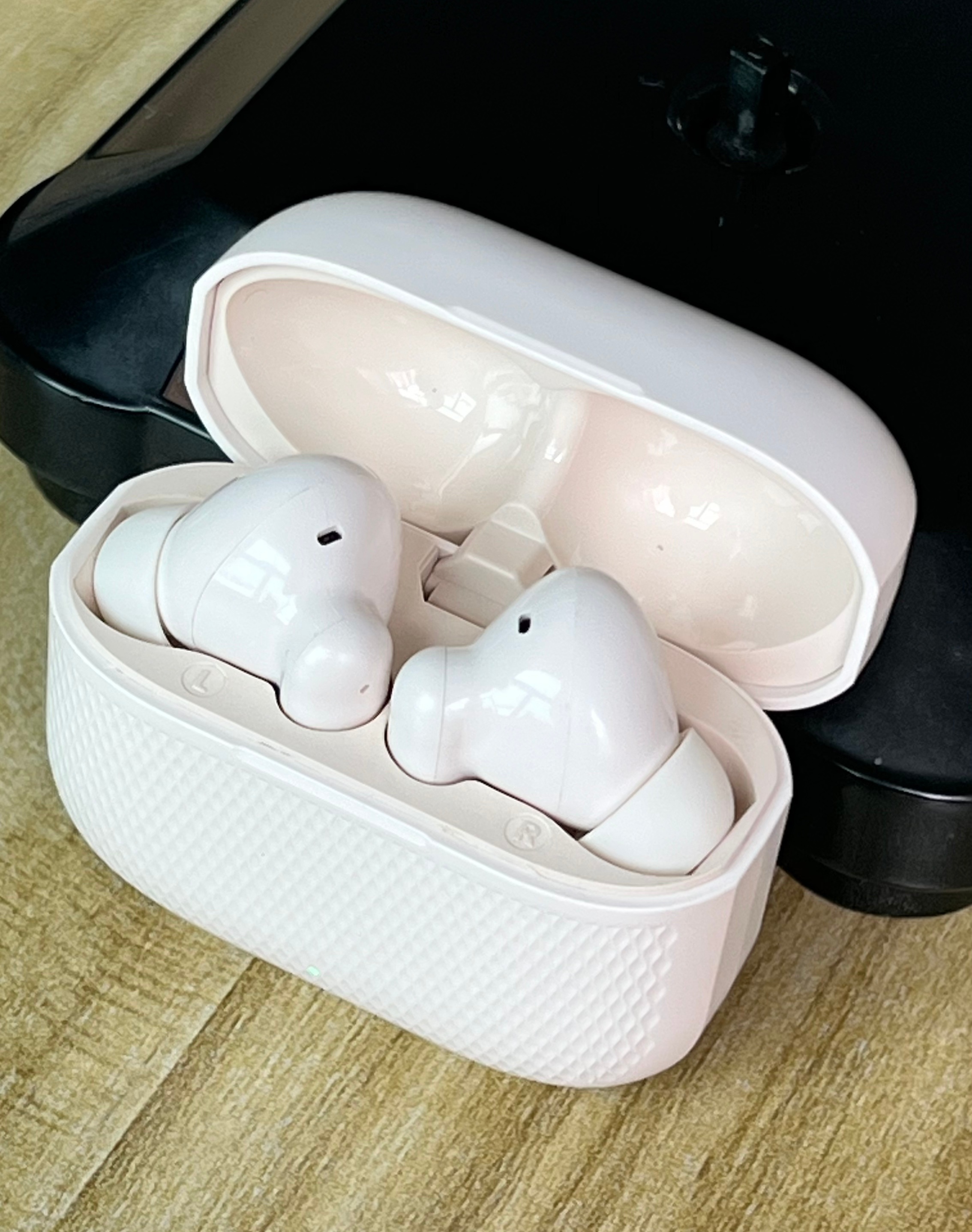 i84 TWS earbuds
