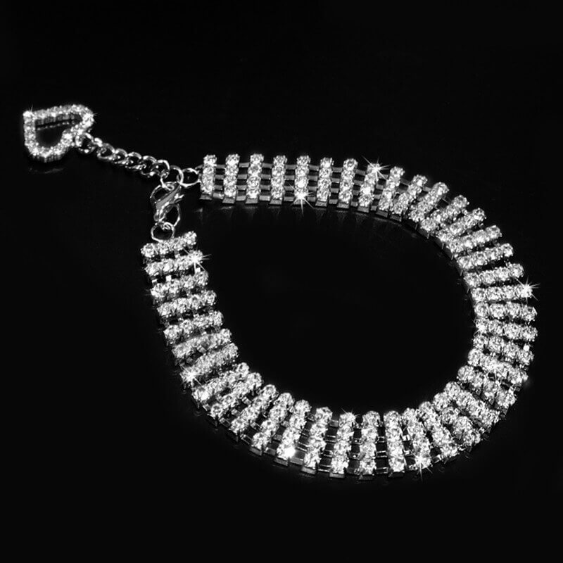Four rows of diamond pet collars, cat and dog chains, heart-shaped accessories