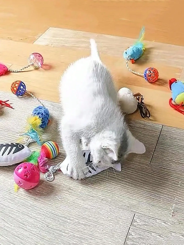 A stuffed mouse with a string sounding bell ball teases the Cat Mouse Cat Toy Feather Mouse Cat self-hi toy