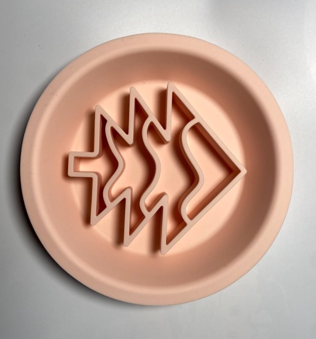 Wholesale Custom Christmas Tree Silicone Dog Bowl Feeder Slow Eating Heated Anti Ant Splash Proof 2 In 1 lick mat Pet Bowl