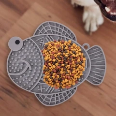 Silicone Fish Shape Slow Feeder Puppy Lick Mat Dog Treat Toys Puppy Enrichment Toys With Suction Cup For Feeding Big Small Dog
