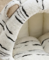 Semi-enclosed warm pet bed