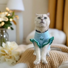 Pet Autumn and Winter Cute Sweater Thickened Warm Cute Flower Vest Cat Teddy Fly Sleeve Jacket Dog Clothes for Small Dogs