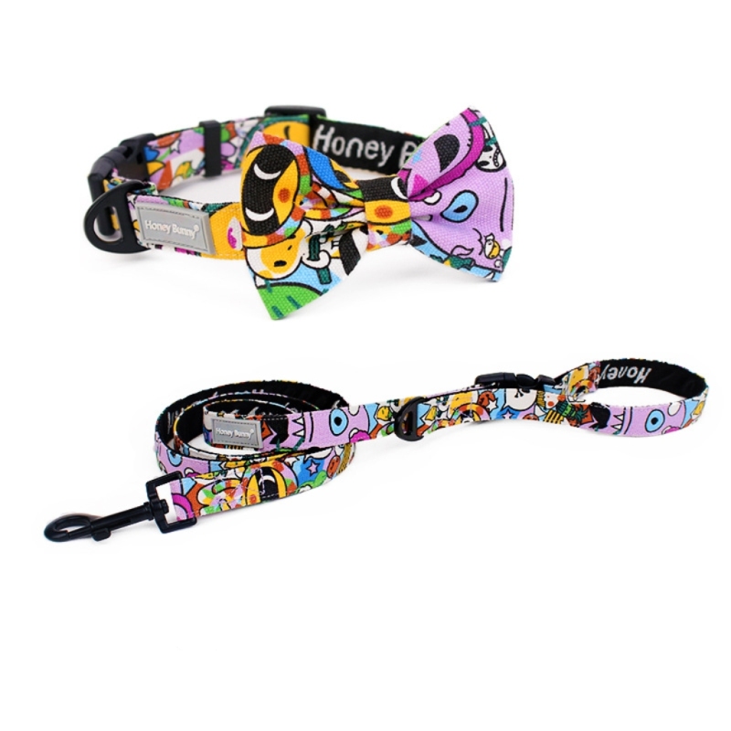 Detachable bow on pet collar