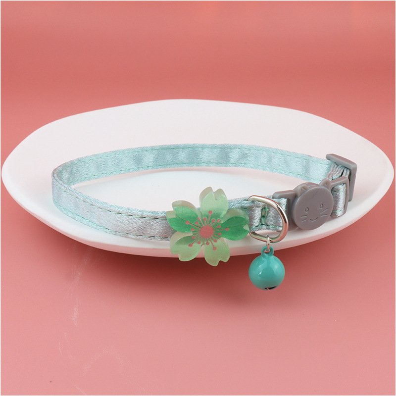Cat glow-in-the-dark flower safety collar