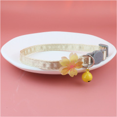 Cat glow-in-the-dark flower safety collar