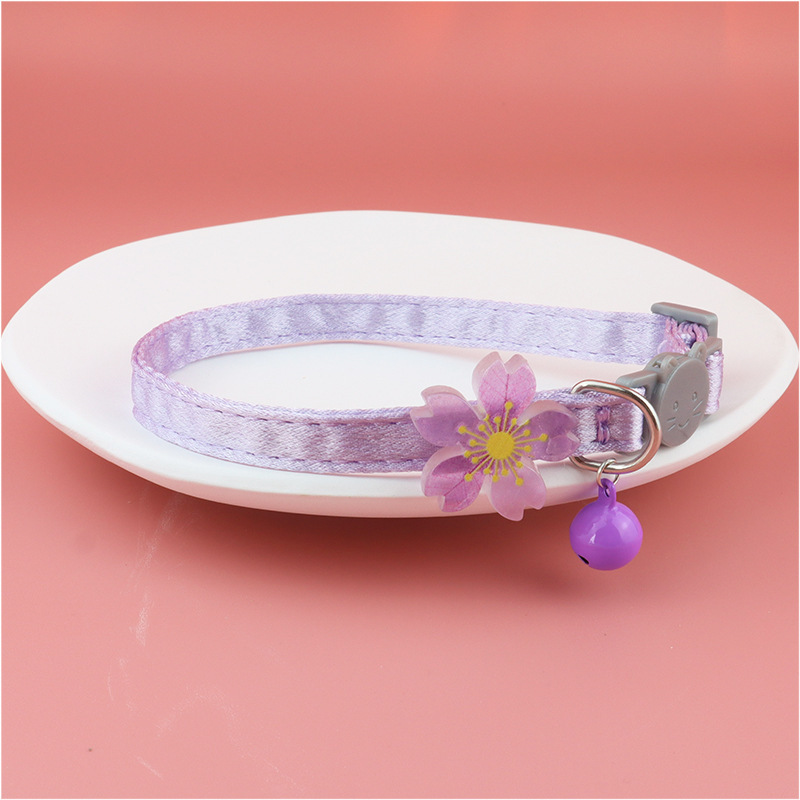 Cat glow-in-the-dark flower safety collar