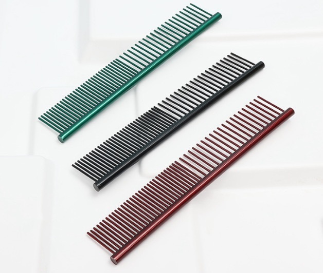 Colored steel comb for pets