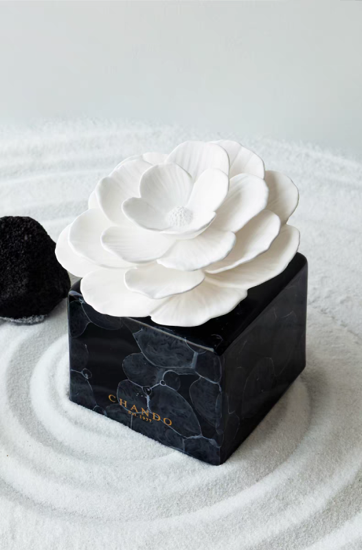 CHANDO Flameless Wood-Scented Essential Oil Diffuser — Handcrafted Ceramic Home Decor