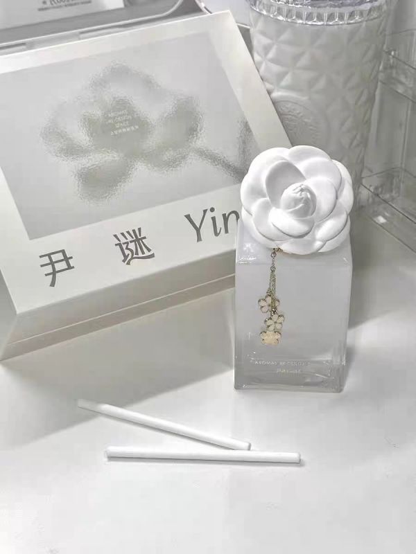 Camellia flameless aromatherapy diffuser for bedroom use, long-lasting essential oil fragrance, delicate scent.