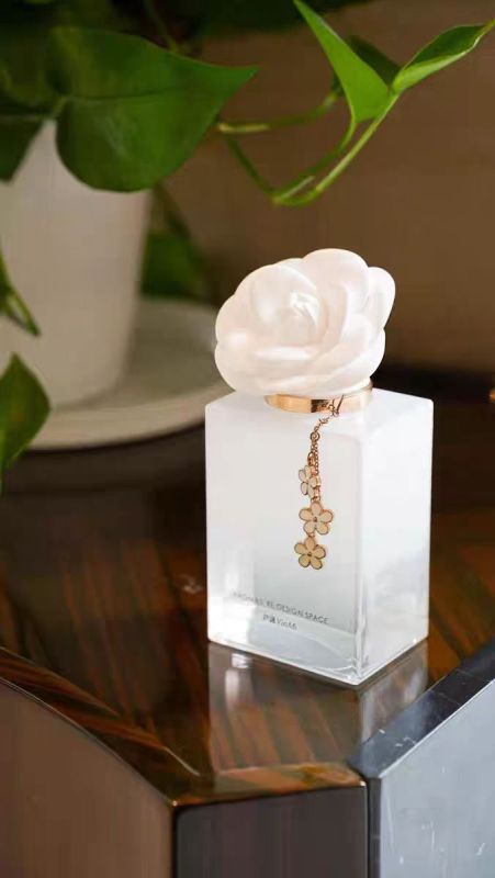 Camellia flameless aromatherapy diffuser for bedroom use, long-lasting essential oil fragrance, delicate scent.