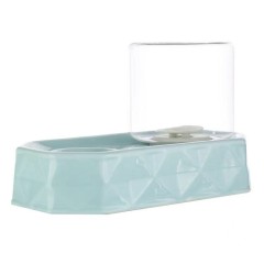 Cat water fountain with a non-wet mouth