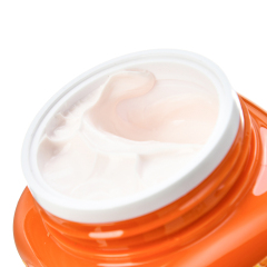 Non-Greasy Texture of Vitamin C Cream - Fast Absorption for Oily Skin