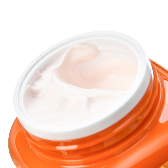 Non-Greasy Texture of Vitamin C Cream - Fast Absorption for Oily Skin