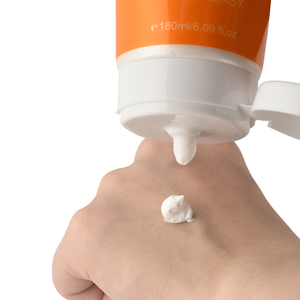 A person use daqan mineral sunscreen for face and body skin


