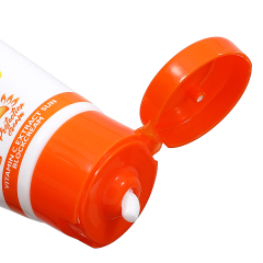 Close-up of Daqan SPF90 Face Sunscreen texture, non-greasy and easy to apply