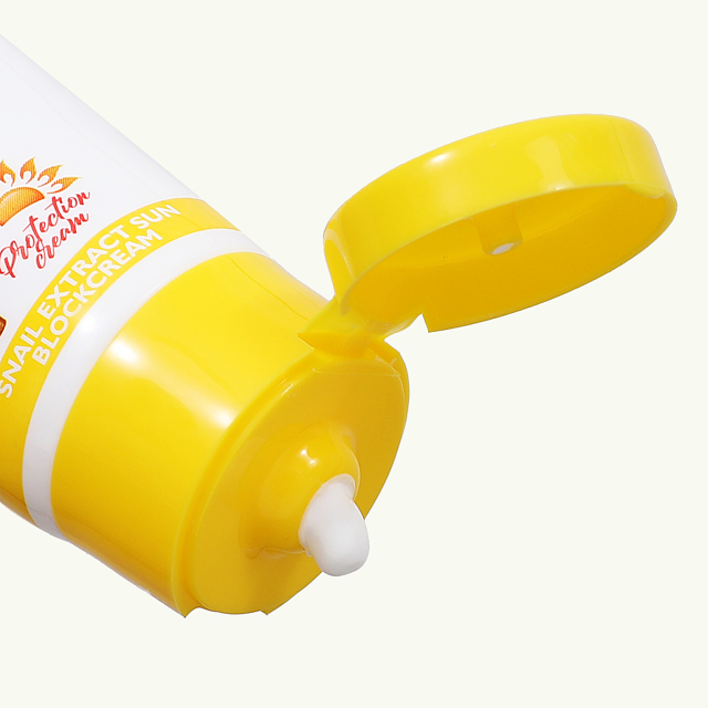 Close-up of Daqan SPF75 Snail Extract Sunscreen texture, lightweight and non-greasy
