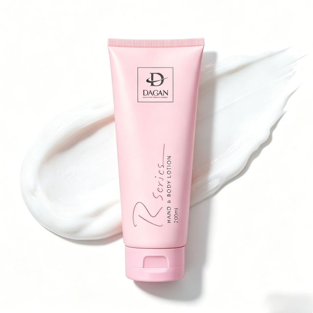 Close-up of DAQAN whitening cream texture showing lightweight, non-greasy and fast absorbing formula.