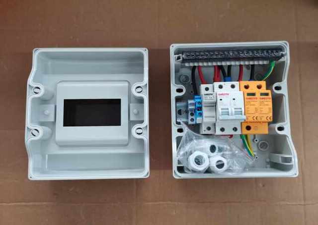 DC Combiner Box 500V IP65 Waterproof Solar Panel System Distribution Protective Box with MCB SPD Fuse for Outdoor Industrial Use