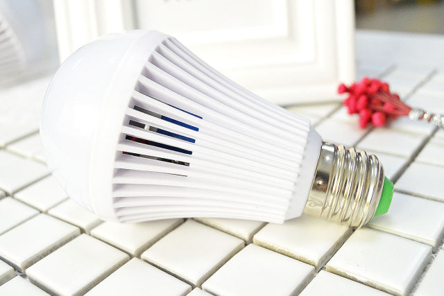 LED Smart Emergency Bulb 5W-12W 110-260V 50000hrs Lifespan Rechargeable Battery Integrated for Home Office Emergency Lighting
