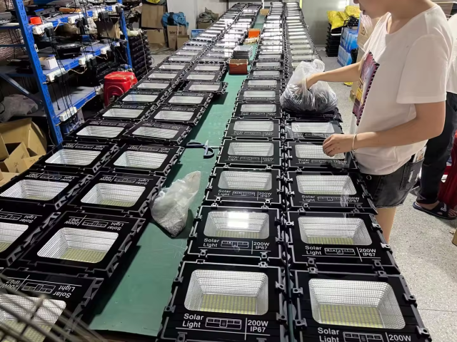 IP65 LED Solar Light 200W Waterproof Aluminum Floodlight for Garden Pool Garage Wall Lighting