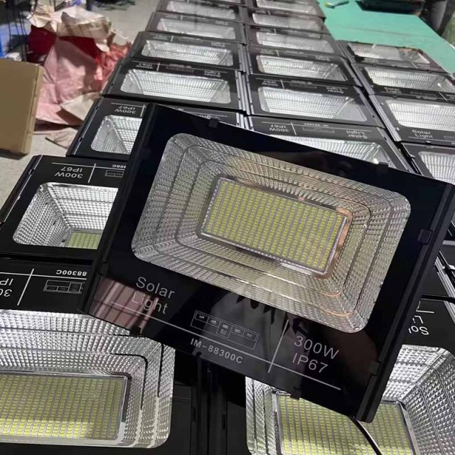 IP65 LED Solar Light 200W Waterproof Aluminum Floodlight for Garden Pool Garage Wall Lighting
