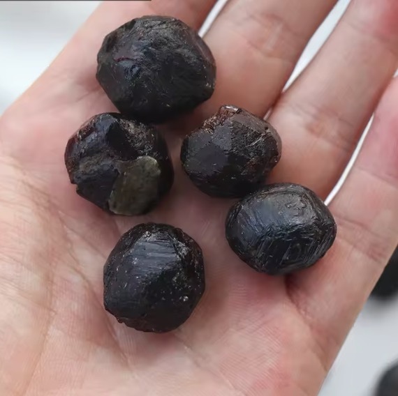 Claret Gem Natural Garnet Raw Stone Healing Crystal Specimen Ornamental Quartz Home Decoration