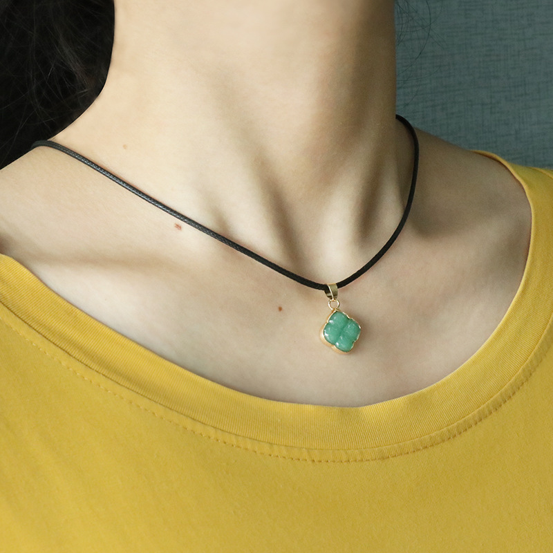 Four-leaf flower gilded pendant Natural crystal agate semi-precious stone carved flower necklace with leather cord