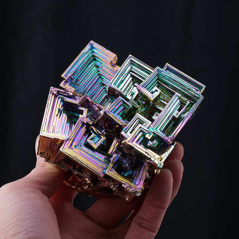 Natural bismuth ore bismuth metal ore mark green metal bismuth block amorphous tower ornaments