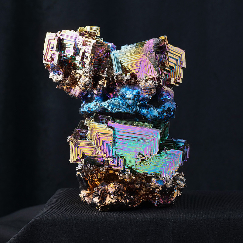 Natural bismuth ore bismuth metal ore mark green metal bismuth block amorphous tower ornaments
