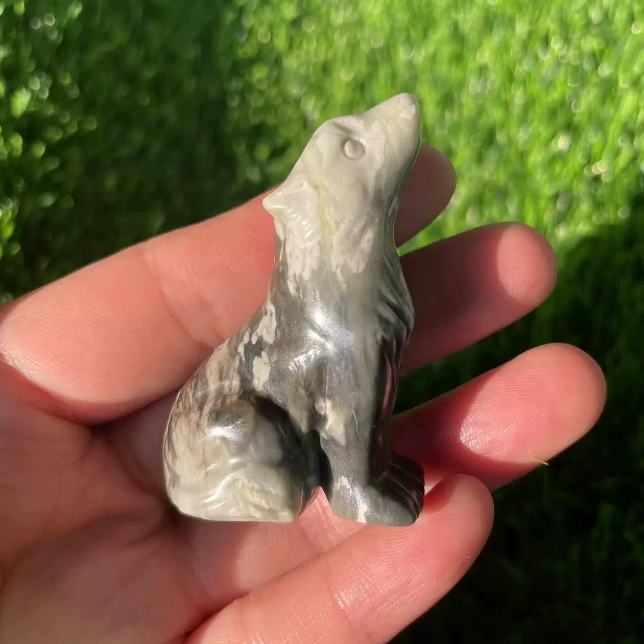 2 inches natural stone carving ornaments crystal wolf semi-precious stone home ornaments facing the sky wolf