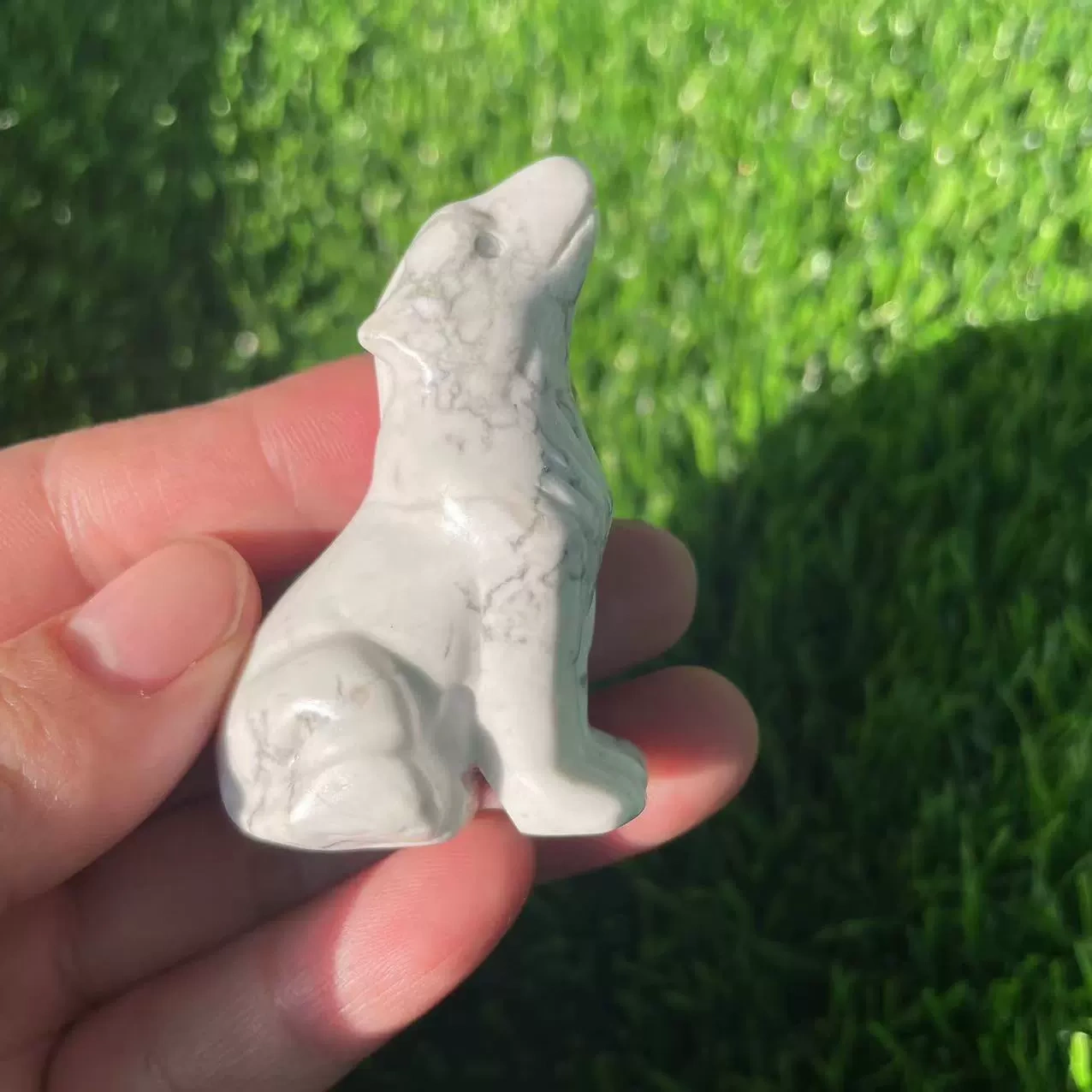 2 inches natural stone carving ornaments crystal wolf semi-precious stone home ornaments facing the sky wolf