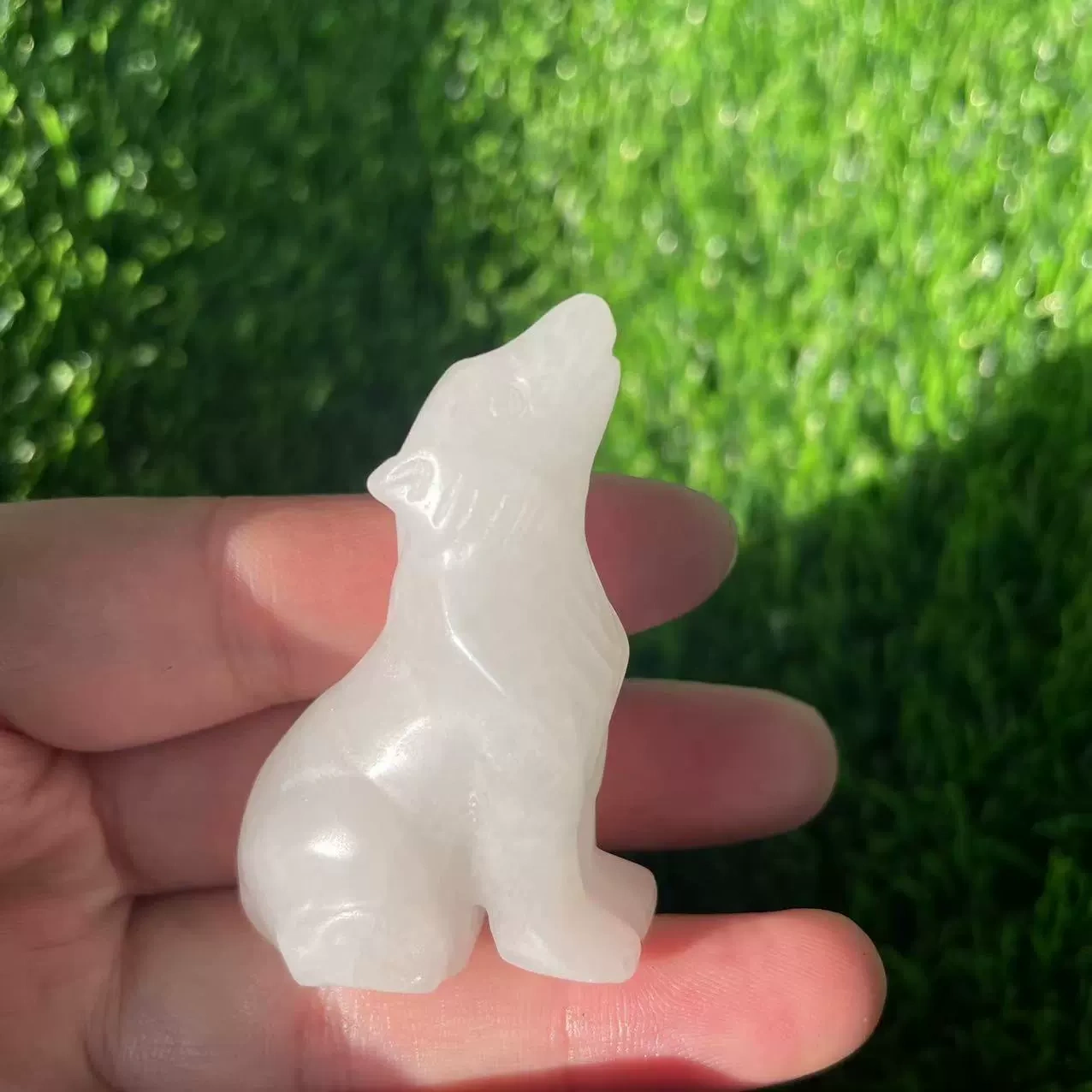 2 inches natural stone carving ornaments crystal wolf semi-precious stone home ornaments facing the sky wolf