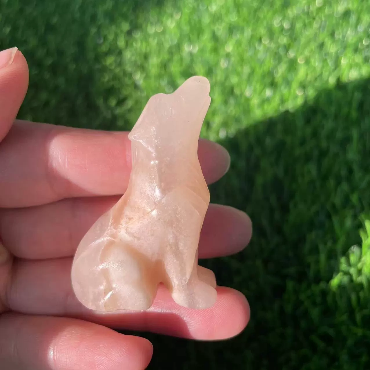 2 inches natural stone carving ornaments crystal wolf semi-precious stone home ornaments facing the sky wolf