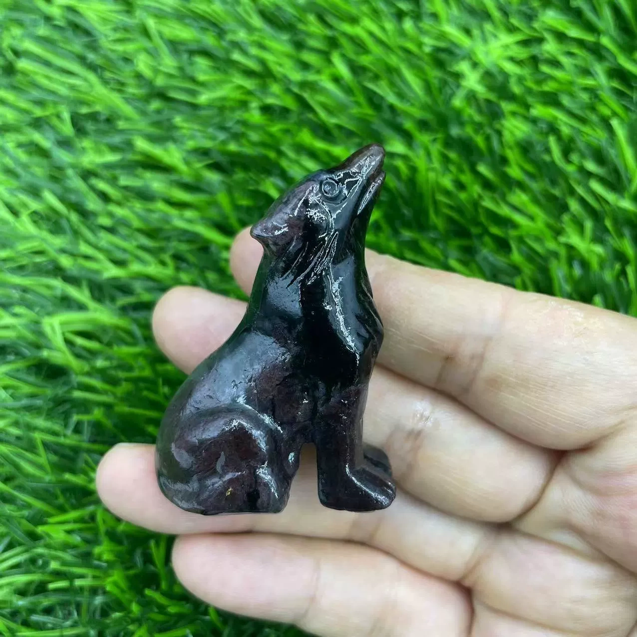 2 inches natural stone carving ornaments crystal wolf semi-precious stone home ornaments facing the sky wolf