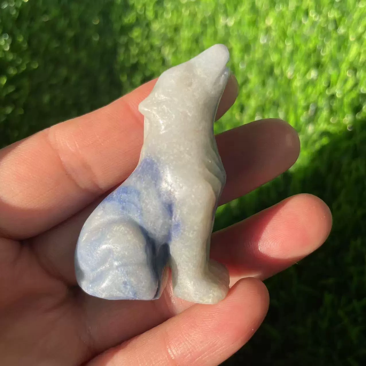 2 inches natural stone carving ornaments crystal wolf semi-precious stone home ornaments facing the sky wolf
