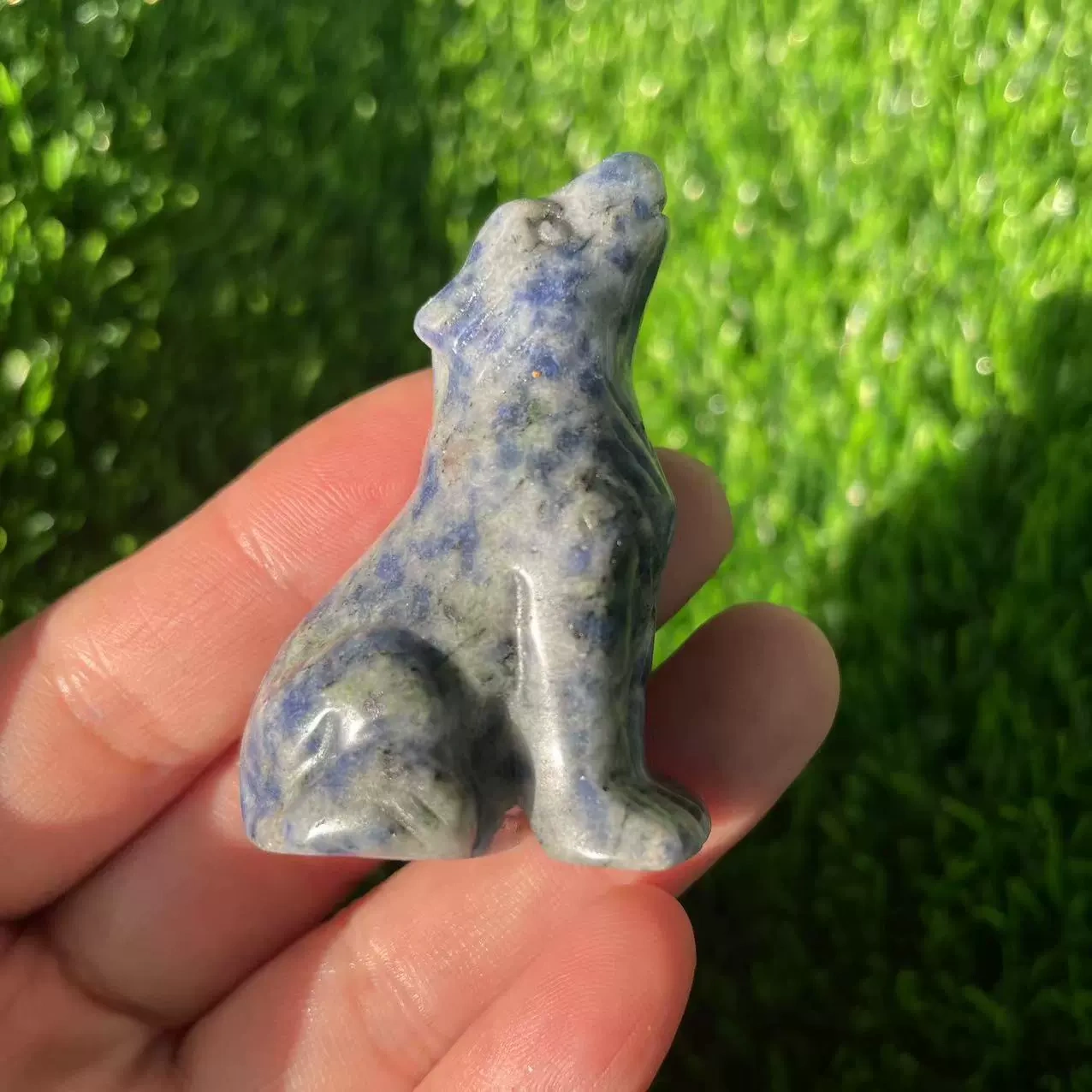 2 inches natural stone carving ornaments crystal wolf semi-precious stone home ornaments facing the sky wolf
