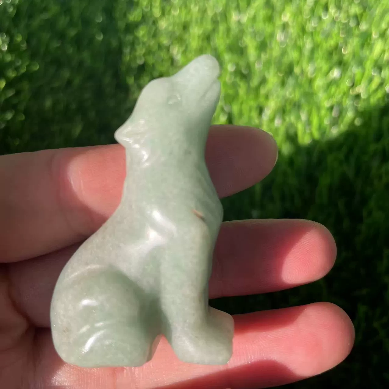 2 inches natural stone carving ornaments crystal wolf semi-precious stone home ornaments facing the sky wolf