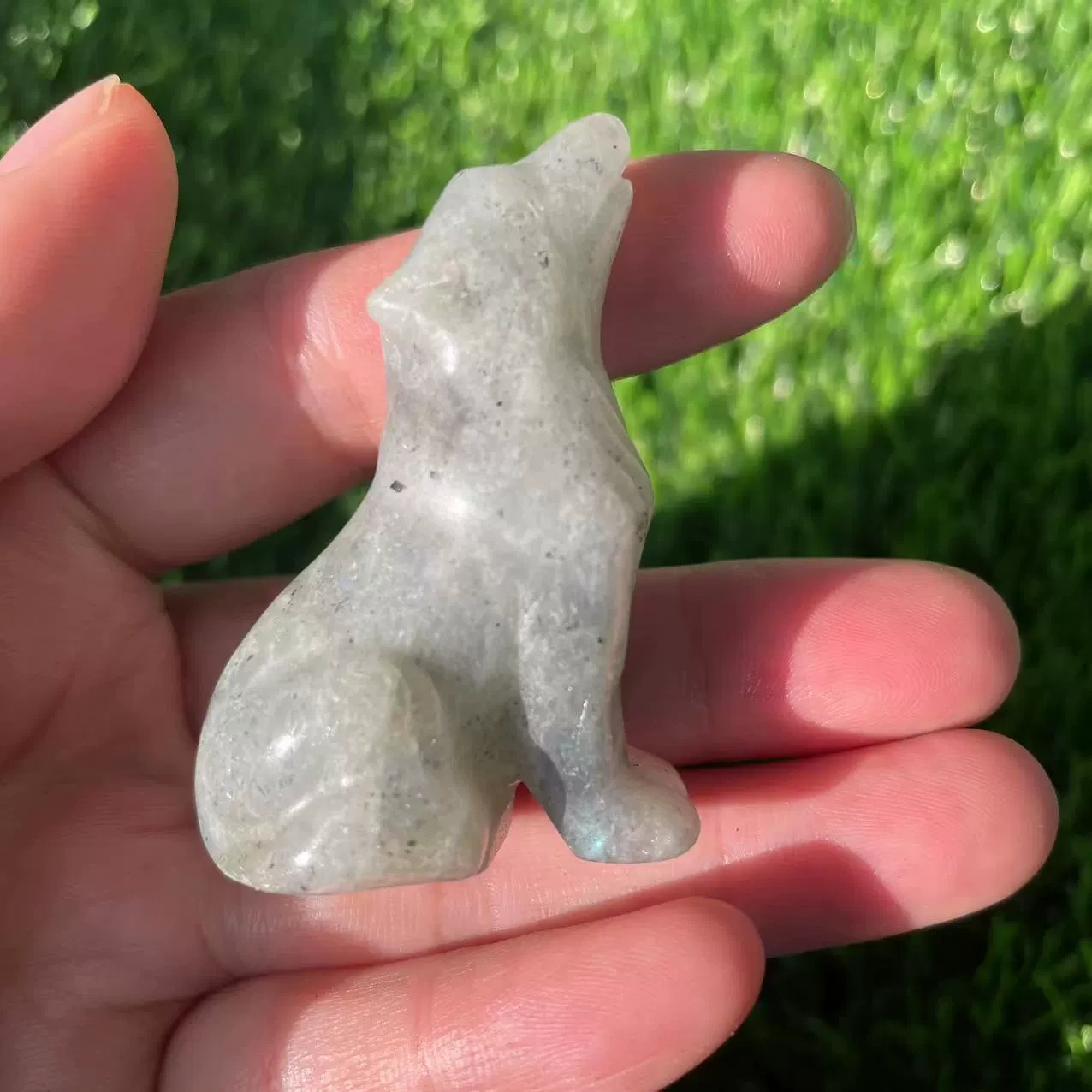 2 inches natural stone carving ornaments crystal wolf semi-precious stone home ornaments facing the sky wolf