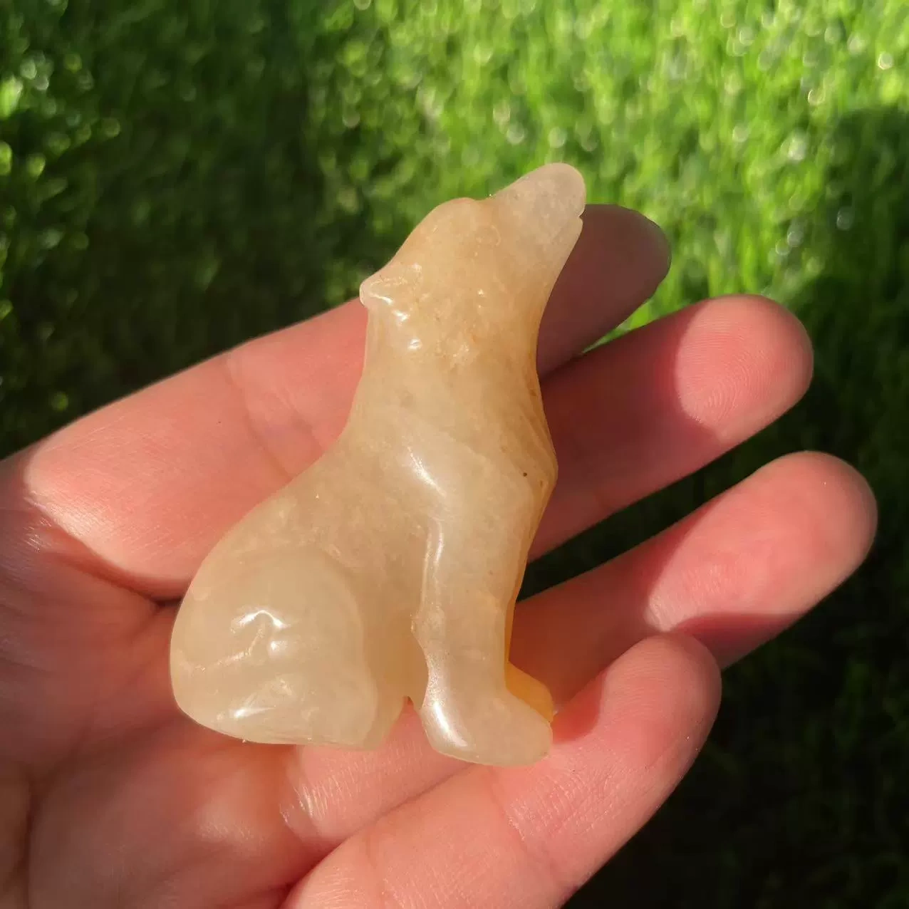 2 inches natural stone carving ornaments crystal wolf semi-precious stone home ornaments facing the sky wolf