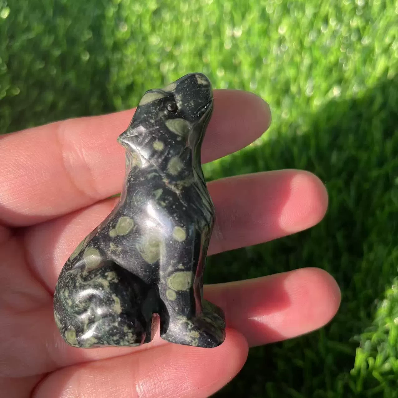 2 inches natural stone carving ornaments crystal wolf semi-precious stone home ornaments facing the sky wolf